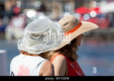 Henley on Thames, Großbritannien. 04. Juli, 2019. Hüte wurden in Kraft am Henley Royal Regatta mit einem Tag des Sonnenscheins. Quelle: Allan Staley/Alamy leben Nachrichten Stockfoto