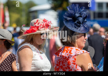 Henley on Thames, Großbritannien. 04. Juli, 2019. Hüte wurden in Kraft am Henley Royal Regatta mit einem Tag des Sonnenscheins. Quelle: Allan Staley/Alamy leben Nachrichten Stockfoto