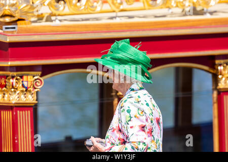 Henley on Thames, Großbritannien. 04. Juli, 2019. Hüte wurden in Kraft am Henley Royal Regatta mit einem Tag des Sonnenscheins. Quelle: Allan Staley/Alamy leben Nachrichten Stockfoto