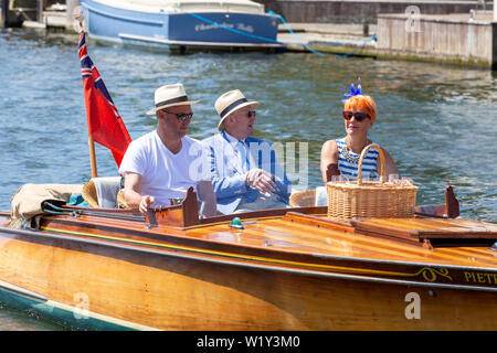 Henley on Thames, Großbritannien. 04. Juli, 2019. Hüte wurden in Kraft am Henley Royal Regatta mit einem Tag des Sonnenscheins. Quelle: Allan Staley/Alamy leben Nachrichten Stockfoto