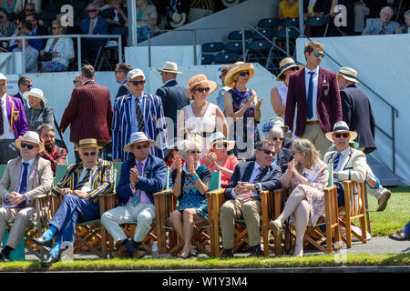 Henley on Thames, Großbritannien. 04. Juli, 2019. Hüte wurden in Kraft am Henley Royal Regatta mit einem Tag des Sonnenscheins. Quelle: Allan Staley/Alamy leben Nachrichten Stockfoto