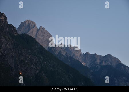 Sommersonnenwende, Bergfeuer, Herz-Jesu-Feuer, Herz Jesu, Jesus, Feuer, Gelübde, Tirol, Osttirol, Nacht, Lienz, Tirol, Feuer, Flamme, Fackel, Licht, Stockfoto