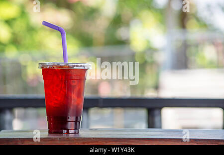 Eistee in einem Glas auf den Tisch. Stockfoto