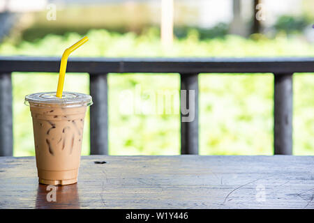 Eiskaffee in einem Glas auf den Tisch. Stockfoto