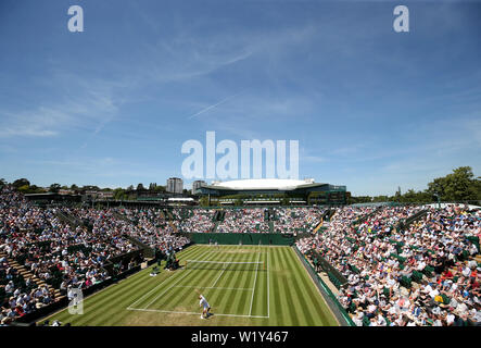 Dan Evans und Nikoloz Basilashvili in Aktion an Tag vier der Wimbledon Championships in der All England Lawn Tennis und Croquet Club, London. Stockfoto