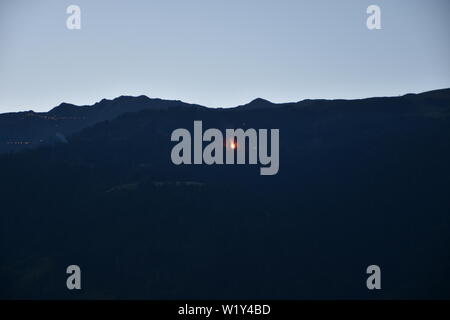 Sommersonnenwende, Bergfeuer, Herz-Jesu-Feuer, Herz Jesu, Jesus, Feuer, Gelübde, Tirol, Osttirol, Nacht, Lienz, Tirol, Feuer, Flamme, Fackel, Licht, Stockfoto