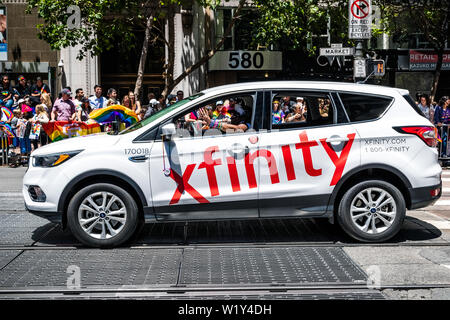 Juni 30, 2019 San Francisco/CA/USA - Xfinity Marke Fahrzeug unter Kunst an der SF Pride Parade in der Innenstadt von San Francisco. Stockfoto