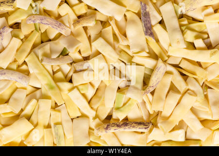 Flach gelb Wachs Bohnen mit einem geöffnet bean Pod. Stockfoto