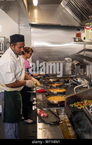 Doncaster, Großbritannien - 11 Mai 2019: Zwei Köche bei der Arbeit kochen einem langen Samstag Abend Abendessen am 11. Mai in La Boca argentinische Steak House Restaurant Stockfoto