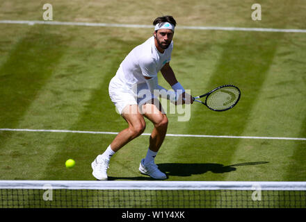 Nikoloz Basilashvili in Aktion an Tag vier der Wimbledon Championships in der All England Lawn Tennis und Croquet Club, London. Stockfoto