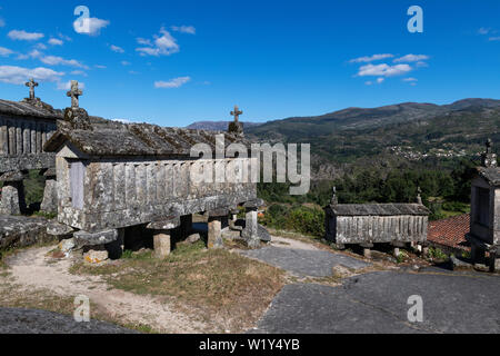 Ansicht der Getreidespeicher (espigueiros) im historischen Dorf Soajo, Portugal. Stockfoto