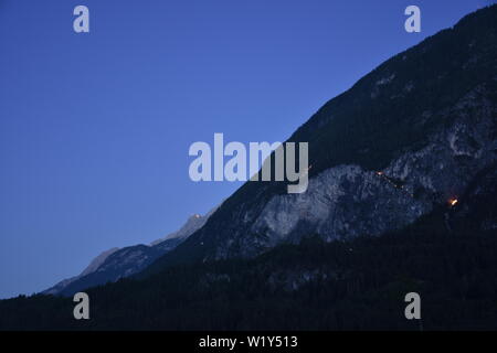 Sommersonnenwende, Bergfeuer, Herz-Jesu-Feuer, Herz Jesu, Jesus, Feuer, Gelübde, Tirol, Osttirol, Nacht, Lienz, Tirol, Feuer, Flamme, Fackel, Licht, Stockfoto