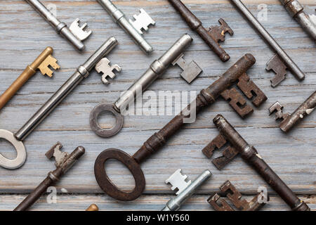 Vintage altmodischen Schlüssel auf einem rustikalen Holzmöbeln Hintergrund. Sicherheitskonzept Stockfoto