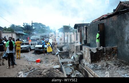 (190704) - Lagos, 4. Juli 2019 (Xinhua) - Menschen evakuieren von der Website von ein Brand, der durch eine Ölleitung Explosion in Ijegun Stadt verursachte, Sat-Stadt Lagos, Nigeria, am 4. Juli 2019. Brand, der durch eine Ölpipeline explosion Donnerstag in einem Satelliten Stadt Lagos, wirtschaftliche Drehscheibe in Nigeria verursacht, ist nach Angaben der Landesregierung in Lagos. Der Brand, der entlang des Staates eingetreten - run Öl Pipeline des Unternehmens unter Ijegun Stadt um 5 Uhr, wurde angeblich durch Vandalen, die Öl stehlen aus der Pipeline verursacht wurden, die Landesregierung sagte in einer Erklärung. (NAN über Xinhua) Stockfoto