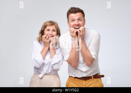 Angst, Mann und Frau, ihre Nägel beißen, Stress und überrascht. Stockfoto