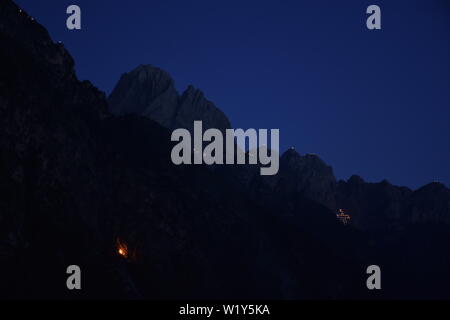 Sommersonnenwende, Bergfeuer, Herz-Jesu-Feuer, Herz Jesu, Jesus, Feuer, Gelübde, Tirol, Osttirol, Nacht, Lienz, Tirol, Feuer, Flamme, Fackel, Licht, Stockfoto