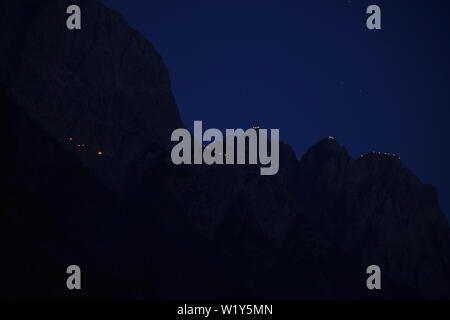 Sommersonnenwende, Bergfeuer, Herz-Jesu-Feuer, Herz Jesu, Jesus, Feuer, Gelübde, Tirol, Osttirol, Nacht, Lienz, Tirol, Feuer, Flamme, Fackel, Licht, Stockfoto