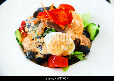 Nicoise Salat Thunfisch und Sardellen mit Gemüse und Eier. Stockfoto
