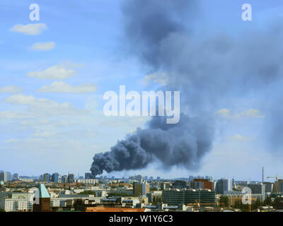 Berlin, Deutschland. 04. Juli, 2019. Ein großes Feuer brach in einer Lagerhalle in Berlin-Lichtenberg. (Zu "Feuer im Lager in Lichtenberg - große Wolke von Rauch über Berlin') Credit: Ramona Frey/dpa/Alamy leben Nachrichten Stockfoto