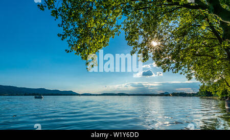 Urlaub Frühling am schönen Bodensee mit blauem Himmel Stockfoto