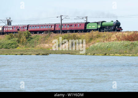 Von der Liverpool Street in London nach Dereham in Norfolk fährt ein Dampfzug durch die Landschaft von Essex und Suffolk. Die Steam Dreams Rail Co. Special wird von 61306 LNER Thompson Class B1 „Mayflower“ getragen. Glänzend in BR apfelgrün wurde die Lokomotive kürzlich komplett überholt und Anfang 2019 wieder auf Hauptstrecken-Sonderfahrten aufgenommen Stockfoto