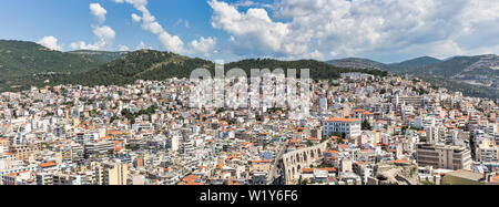 Schöne Stadtbild von Kavala, Blick von der Burg. Kavala ist eine Küstenstadt im Norden Griechenlands, die hat eine reiche Geschichte und so ist es eine sehr beliebte Stockfoto