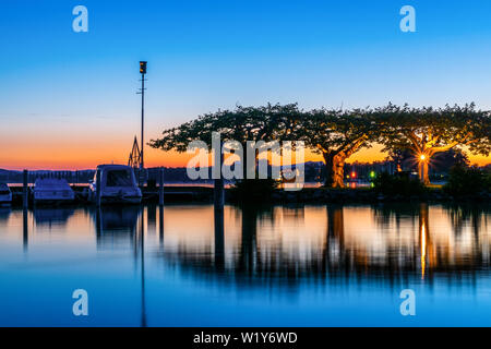 Hafen Radolfzell am Bodensee in der blauen Stunde Sommerzeit Stockfoto