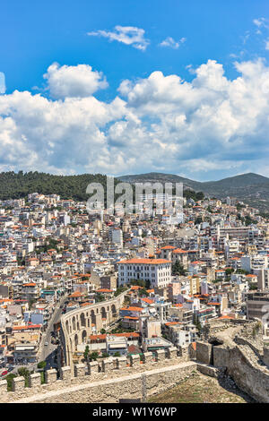 Schöne Stadtbild von Kavala, Blick von der Burg. Kavala ist eine Küstenstadt im Norden Griechenlands, die hat eine reiche Geschichte und so ist es eine sehr beliebte Stockfoto