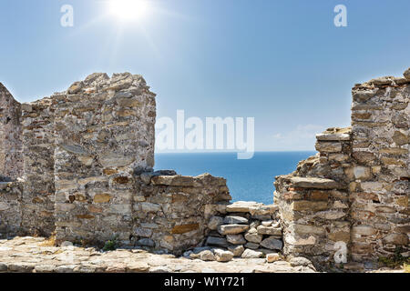 Blick von der Festungsmauer auf das Ägäische Meer, Stadt Kavala in Nordgriechenland. Stockfoto