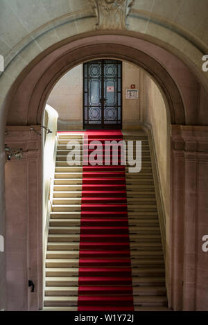 Interieur mit eleganten Treppen und roter Teppich, Kunst und Geschichte Museum, das größte Museum der Stadt, Genf, Schweiz Stockfoto