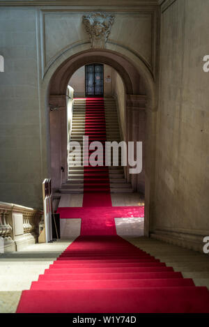 Interieur mit eleganten Treppen und roter Teppich, Kunst und Geschichte Museum, das größte Museum der Stadt, Genf, Schweiz Stockfoto