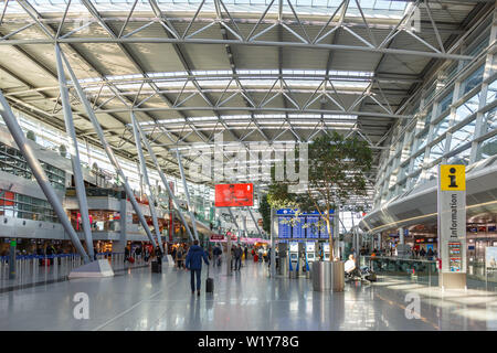 Düsseldorf, Deutschland - März 24, 2019: Terminal der Flughafen Düsseldorf (DUS) in Deutschland. Stockfoto