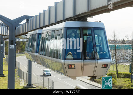 Düsseldorf, Deutschland - März 24, 2019: SkyTrain Schwebebahn am Flughafen Düsseldorf (DUS) in Deutschland. Stockfoto