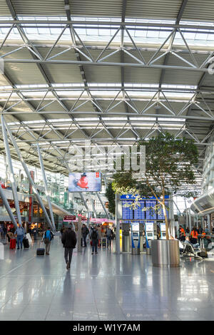 Düsseldorf, Deutschland - März 24, 2019: Terminal der Flughafen Düsseldorf (DUS) in Deutschland. Stockfoto