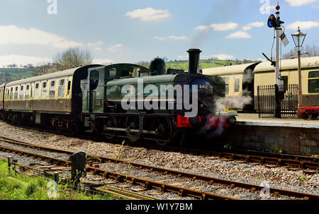 Der GWR-Fahrradtank Nr. 6412 bereitet sich darauf vor, Totnes Riverside mit der Abfahrt 1210 während der 50th Jubiläumsgala der South Devon Railway, 11,4.2019, zu verlassen. Stockfoto