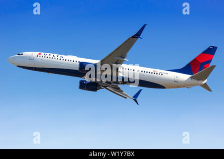 Atlanta, Vereinigte Staaten - 21 April 2019: Delta Air Lines Boeing 737-900ER Flugzeug am Flughafen Atlanta (ATL) in den Vereinigten Staaten. Stockfoto