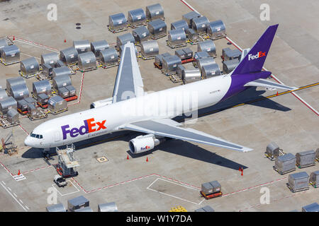 Los Angeles, Kalifornien - 14. April 2019: Luftaufnahme von FedEx Express Boeing 767-300F Flugzeug am Flughafen Los Angeles (LAX) in den Vereinigten Staaten. Stockfoto