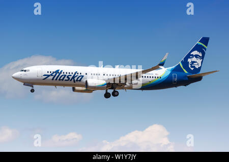 Los Angeles, Kalifornien - 12. April 2019: Alaska Airlines Boeing 737-800 Flugzeug am Flughafen Los Angeles (LAX) in den Vereinigten Staaten. Stockfoto