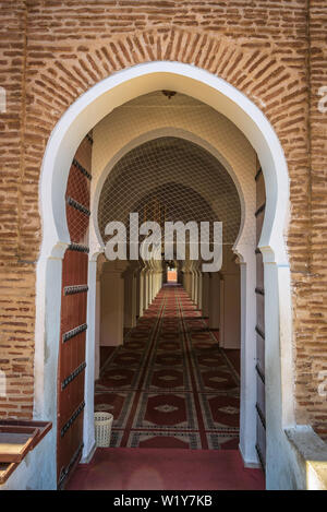 Marokkanische Holztür in eine islamische Moschee in Marrakesch, Marokko führenden Stockfoto