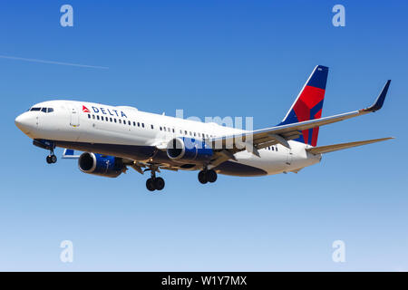 Los Angeles, Kalifornien - 12. April 2019: Delta Air Lines Boeing 737-800 Flugzeug am Flughafen Los Angeles (LAX) in den Vereinigten Staaten. Stockfoto