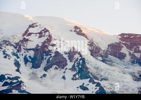 Mount Rainier Gipfel und Nisqually Gletscher am Mount Rainier National Park, Washington State, USA Stockfoto