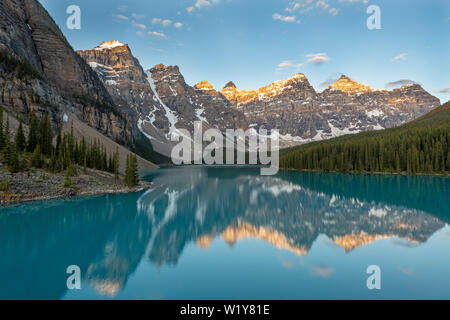 Früh morgens Am Moraine Lake, Banff National Park, Kanada Stockfoto