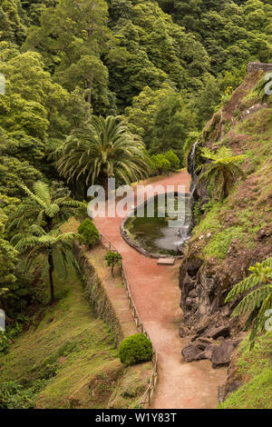 Frisches Grün der Vegetation, die auch generische Pflanzen. Naturpark mit einem Wasserfall in Nordeste, Sao Miguel, Azoren, Portuga Stockfoto