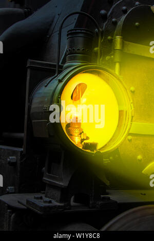 Eine alte Lampe aus einer Dampflok strahlt uns auf den richtigen Weg. Retro Licht in den vorderen Teil des Zuges. Stockfoto