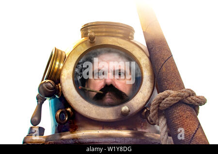 Porträt des Menschen in alten Taucheranzug und Helm, auf weißem Hintergrund. Lustige Taucher in retro Ausrüstung raucht im Helm. Stockfoto