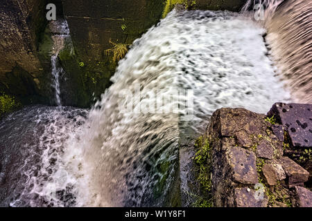 Wasser macht in Matlock Derbyshire Uk bei Cromfiord Mühle die weltweit erste angetriebene Cotton Mill Stockfoto