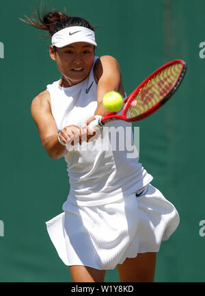 London, Großbritannien. 4. Juli 2019. Wang Yafan von China konkurriert während der zweiten Runde Frauen singles Match mit Sloane Stephens der Vereinigten Staaten im Jahr 2019 Wimbledon Tennis Championships in London, Großbritannien, am 4. Juli 2019. Credit: Han Yan/Xinhua/Alamy leben Nachrichten Stockfoto