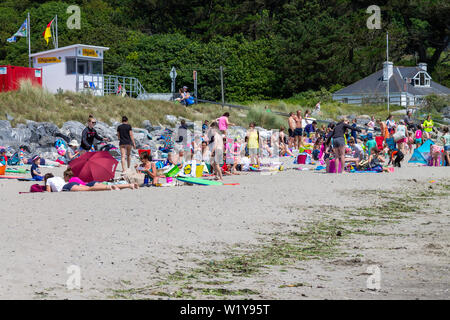 Rosscarbery, West Cork, Irland, 4. Juni 2019, wieder ein toller Sommertag mit Temperaturen im 21. sehen, die Familien in Scharen zu den Strand an der Warren, Rosscarbery aus im Meer abkühlen lassen oder Sie genießen den Sandstrand. Kredit aphperspective/Alamy leben Nachrichten Stockfoto