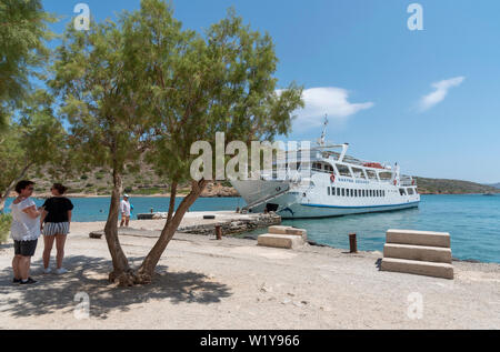 Insel Spinalonga, Kreta, Griechenland. Juni 2019. Fähre von Agios Nikolaos Touristen Transport zur Insel Spinalonga eine ehemalige Kolonie für Leprakranke. Stockfoto