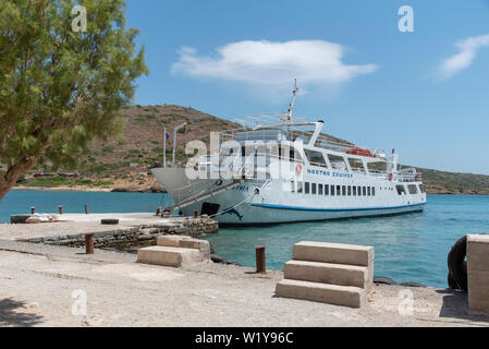 Insel Spinalonga, Kreta, Griechenland. Juni 2019. Fähre von Agios Nikolaos Touristen Transport zur Insel Spinalonga eine ehemalige Kolonie für Leprakranke. Stockfoto